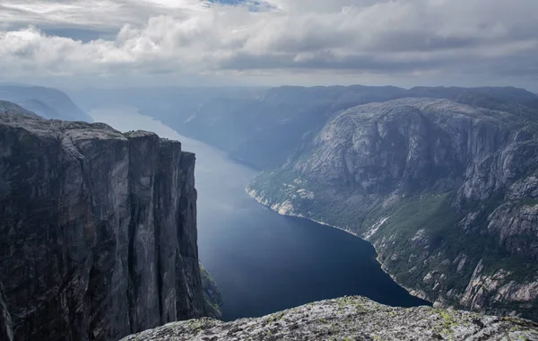 Montanhas Fiorde Profundo Dos Penhascos Íngremes Acima Pedregulho Kjerag Noruega — Fotografia de Stock