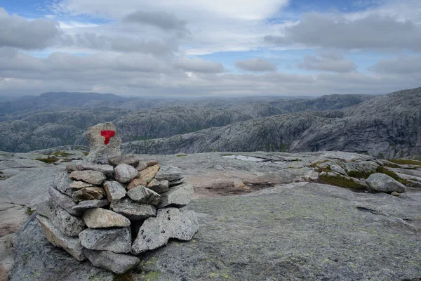 Bergpad Met Cairns Langs Fjord Naar Kjerag Rots Noorwegen Scandinavië — Stockfoto