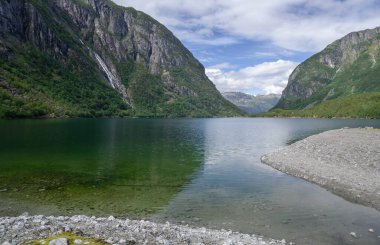 Tepe kıyısı ve şelalesi olan Bondhusvatnet Gölü, Norveç, İskandinavya
