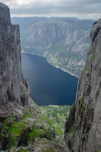 Blick Vom Kjeragbolten Die Klippe Hinunter Den Tiefen Fjord Norwegen — Stockfoto