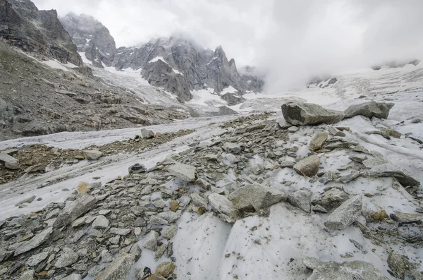 Paisagem alpina com montanhas e geleira — Fotografia de Stock