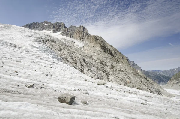 Alpine Landschaft mit Bergen und Gletschern — Stockfoto