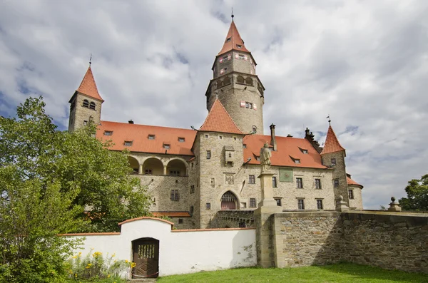 Vista frontal del castillo gótico bien conservado Bouzov —  Fotos de Stock