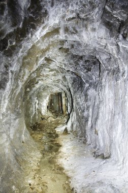 Terk edilmiş maden ADIT aragonit kaplamalar ile