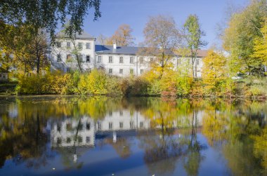 Parlak renkli sonbahar ağaçları ile Radesin Kalesi