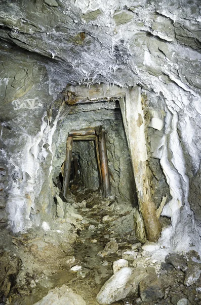 Opuštěné důlní štoly s aragonit nátěry — Stock fotografie