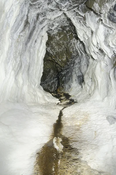Εγκαταλελειμμένα ορυχεία adit με αραγωνίτης επιστρώσεις — Φωτογραφία Αρχείου