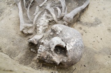 gerçek insan iskeleti mezarının