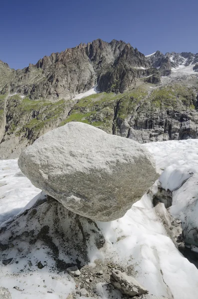 Paesaggio alpino con montagne e ghiacciaio — Foto Stock