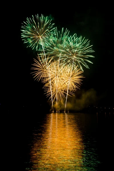 Fiesta con espectáculo de fuegos artificiales de colores —  Fotos de Stock