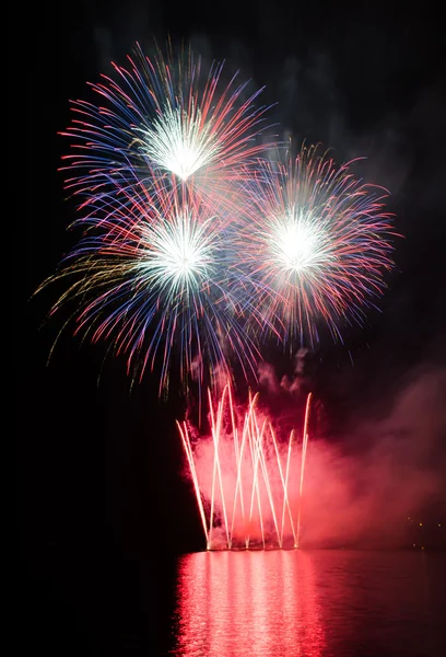 Fiesta con espectáculo de fuegos artificiales de colores —  Fotos de Stock