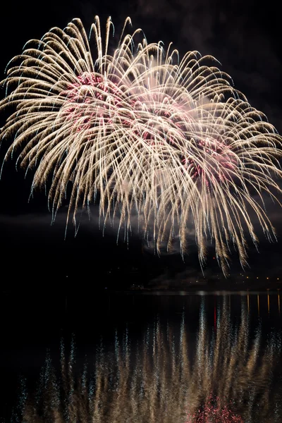 Fiesta con espectáculo de fuegos artificiales de colores —  Fotos de Stock