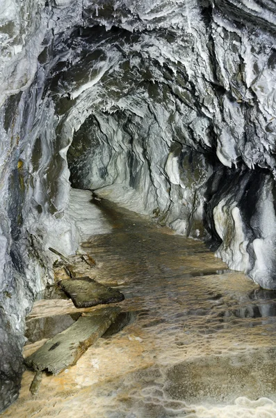 Övergivna gruv adit med aragonite beläggningar Stockbild