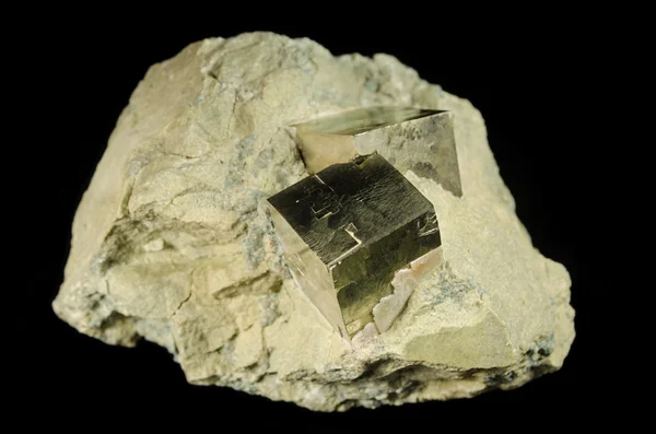 Pirit mineral kübik kristaller — Stok fotoğraf