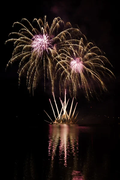 Fiesta con espectáculo de fuegos artificiales de colores —  Fotos de Stock