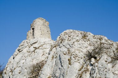 Uçurumdaki Gotik kulenin harabe