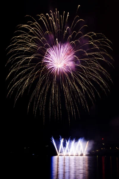 Fiesta con espectáculo de fuegos artificiales de colores —  Fotos de Stock