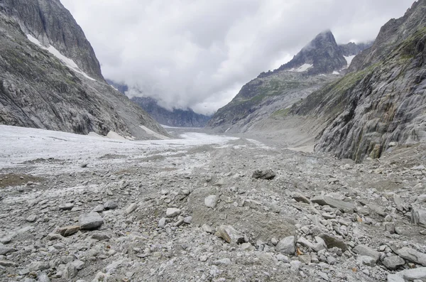 Alpine landschap met bergen en gletsjer — Stockfoto