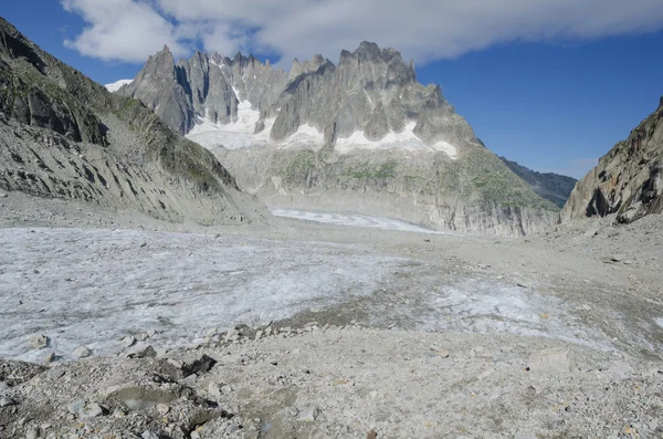 Alpine Landschaft mit Bergen und Gletschern — Stockfoto