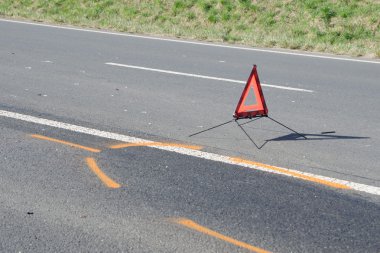 Araba kazasında sonra yolda uyarı üçgeni