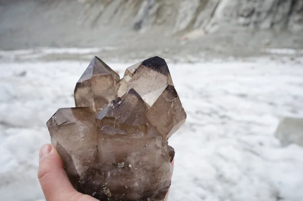 Cristallier sosteniendo cristales de cuarzo ahumado — Foto de Stock