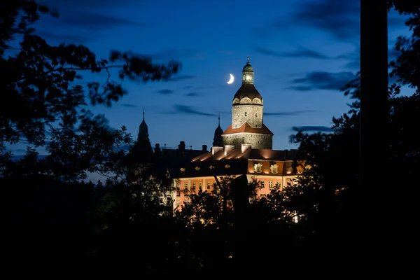 Medeltida polska slottet Ksiaz i natt — Stockfoto