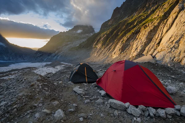 Zachód słońca w alpejskim obozu — Zdjęcie stockowe