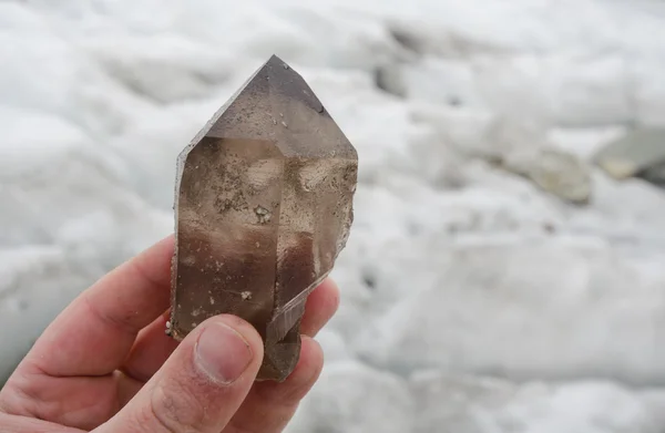 Descubrimiento de cristal de cuarzo ahumado Gemmy en los Alpes — Foto de Stock