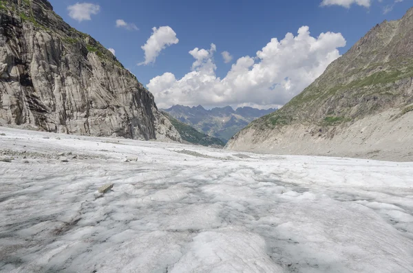 Alpejski krajobraz z góry i lodowiec — Zdjęcie stockowe