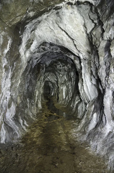 Adidt minerario abbandonato con rivestimenti in aragonite — Foto Stock
