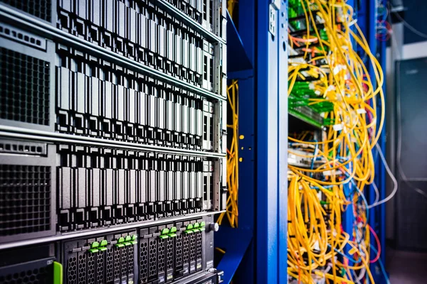 Rad Hårddiskar Som Används För Datalagring Internetdatacenter — Stockfoto