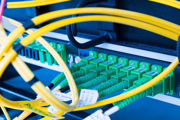 Nahaufnahme Von Glasfaserkabeln Die Mit Dem Server Hub Verbunden Sind — Stockfoto