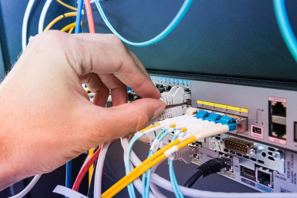 Mano Del Técnico Informático Que Conecta Cable Fibra Óptica Interruptor —  Fotos de Stock