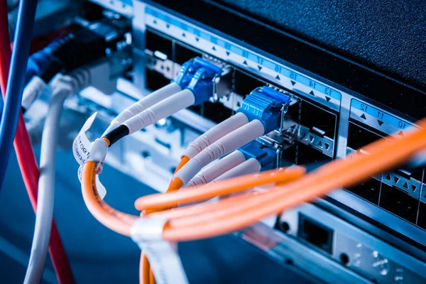 Fiber Optiska Kablar Anslutna Till Optisk Portar Data Switch Internet — Stockfoto