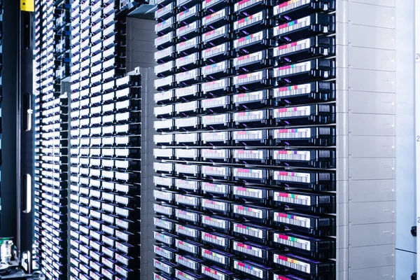 Datacenter För Robotdataarkiv Med Stora Mängder Magnetband — Stockfoto