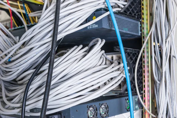 Detalle Gran Número Cables Ethernet Atados Entre Conectando Bastidores Dentro —  Fotos de Stock