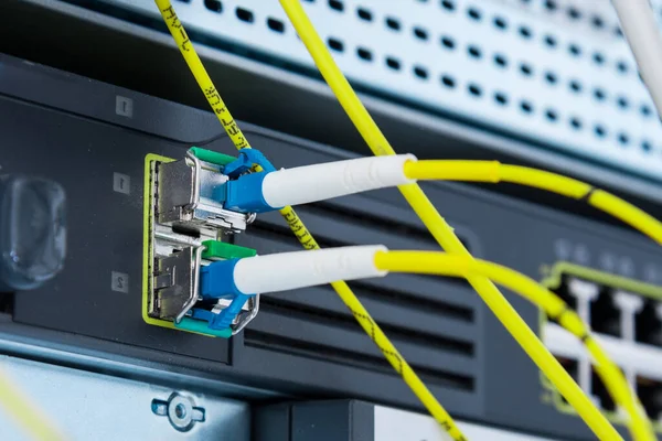 Glasfaserkabel Netzwerk Switch Panel Rechenzentrum Eingesteckt — Stockfoto