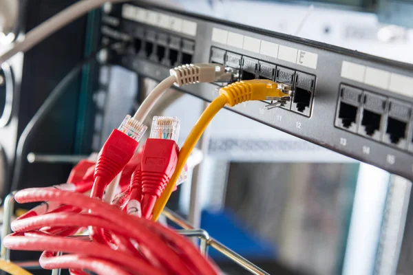 Cables Conexión Rojos Que Conectarán Los Puertos Ethernet Del Interruptor — Foto de Stock