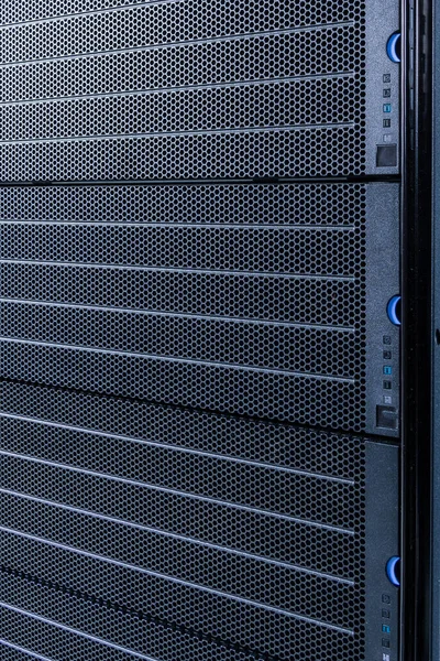 Server Rack Met Ongedekte Data Opslag Arrays Gevuld Met Harde — Stockfoto