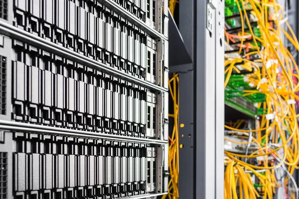 Rad Hårddiskar Som Används För Datalagring Internetdatacenter — Stockfoto