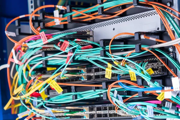 Detail Des Server Racks Mit Glasfaserkabeln Die Den Schaltanschlüssen Der — Stockfoto