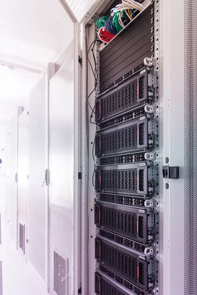 Eine Reihe Von Racks Mit Datenspeicherhardware Serverraum — Stockfoto