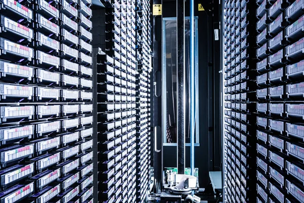 データセンター内のデータクラウドハードウェアの列 — ストック写真