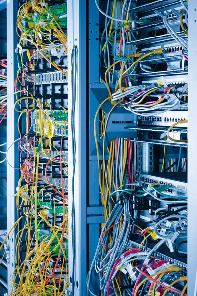 Stojak Serwery Kablami Światłowodowymi Podłączonymi Przednich Portów Przełączników — Zdjęcie stockowe