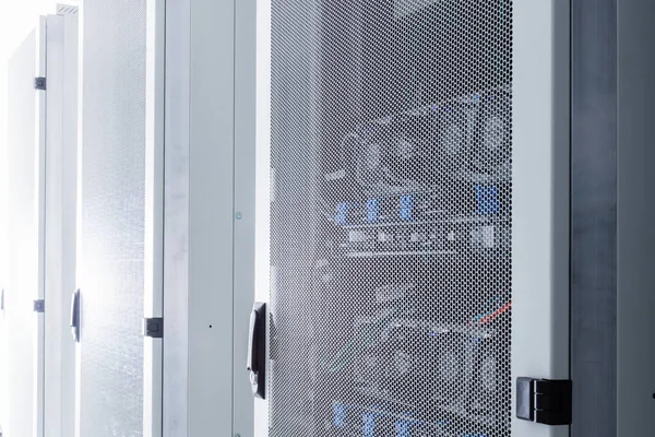 Aufnahme Eines Rechenzentrums Mit Serverschränken — Stockfoto