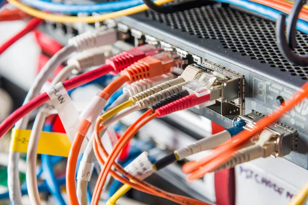 Деталь Сервера Патч Кабелями Подключенными Портам Ethernet — стоковое фото