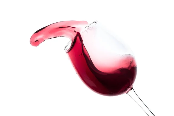 赤ワインはガラスから飛び出て白に隔離され — ストック写真