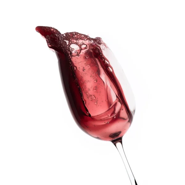 Κόκκινο Κρασί Πιτσιλίζει Από Ένα Ποτήρι Απομονωμένο Λευκό — Φωτογραφία Αρχείου