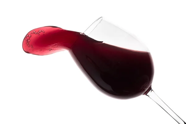 红酒从杯子里飞溅而出 与白葡萄酒隔离 — 图库照片