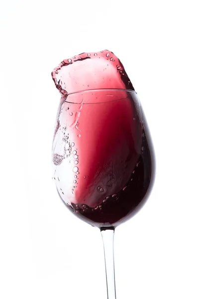 Czerwone Wino Tryskające Szklanki Izolowane Białym — Zdjęcie stockowe
